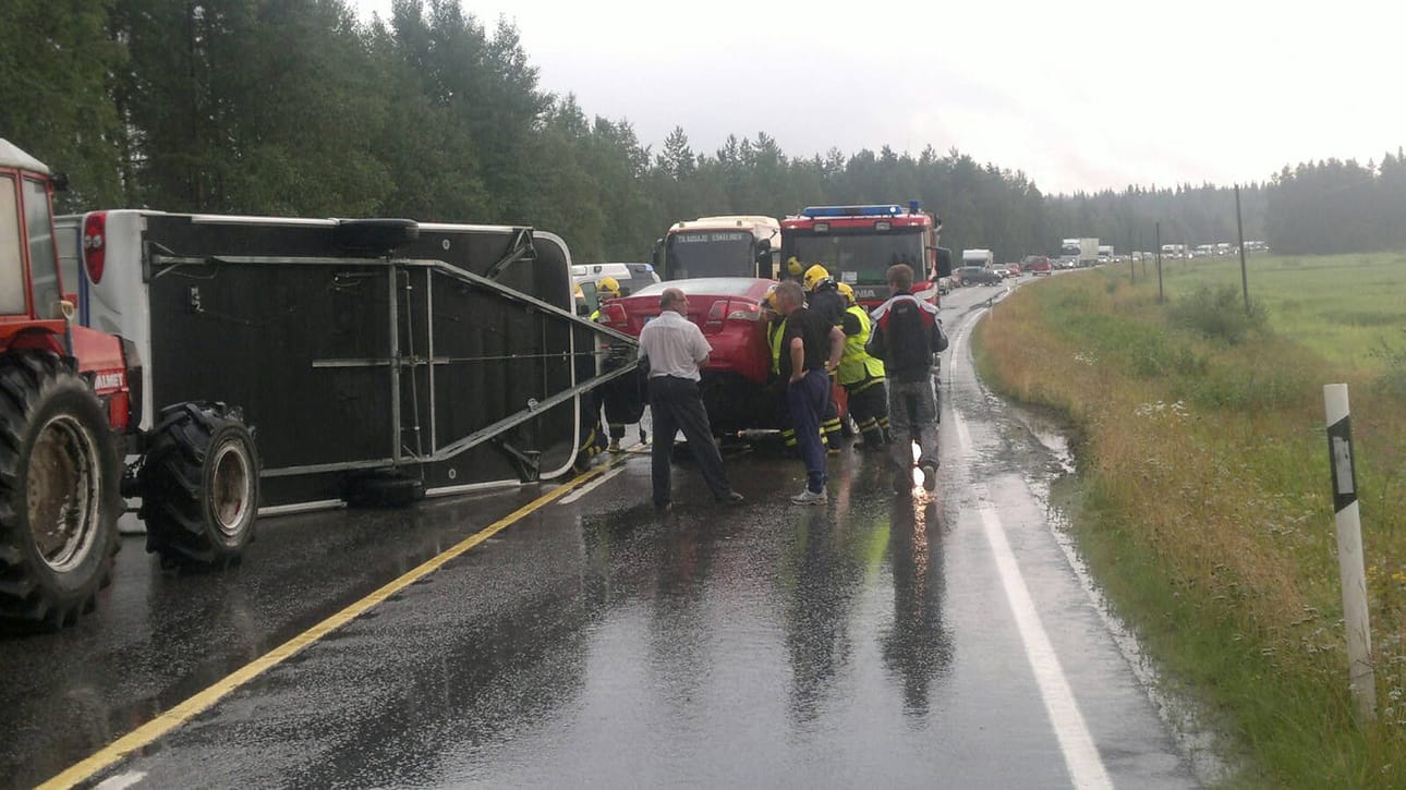 Palokunnan mukaan asuntovaunu kaatui kovan tuulenpuuskan vuoksi.