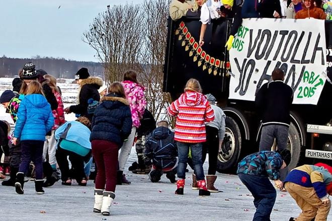 Penkkareissa jaetaan karkkia avokätisesti ohikulkijoille. Arkistokuva ei liity juttuun. KUVA: HEIKKI HAKANEN