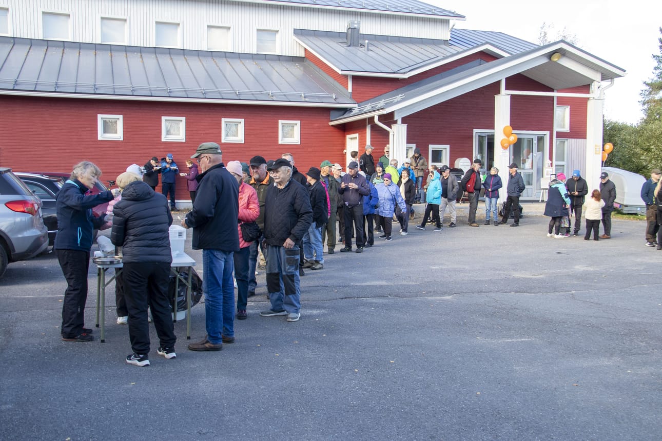 Voitonjuhlien tarjoilut keräsivät väkeä jonoksi asti.