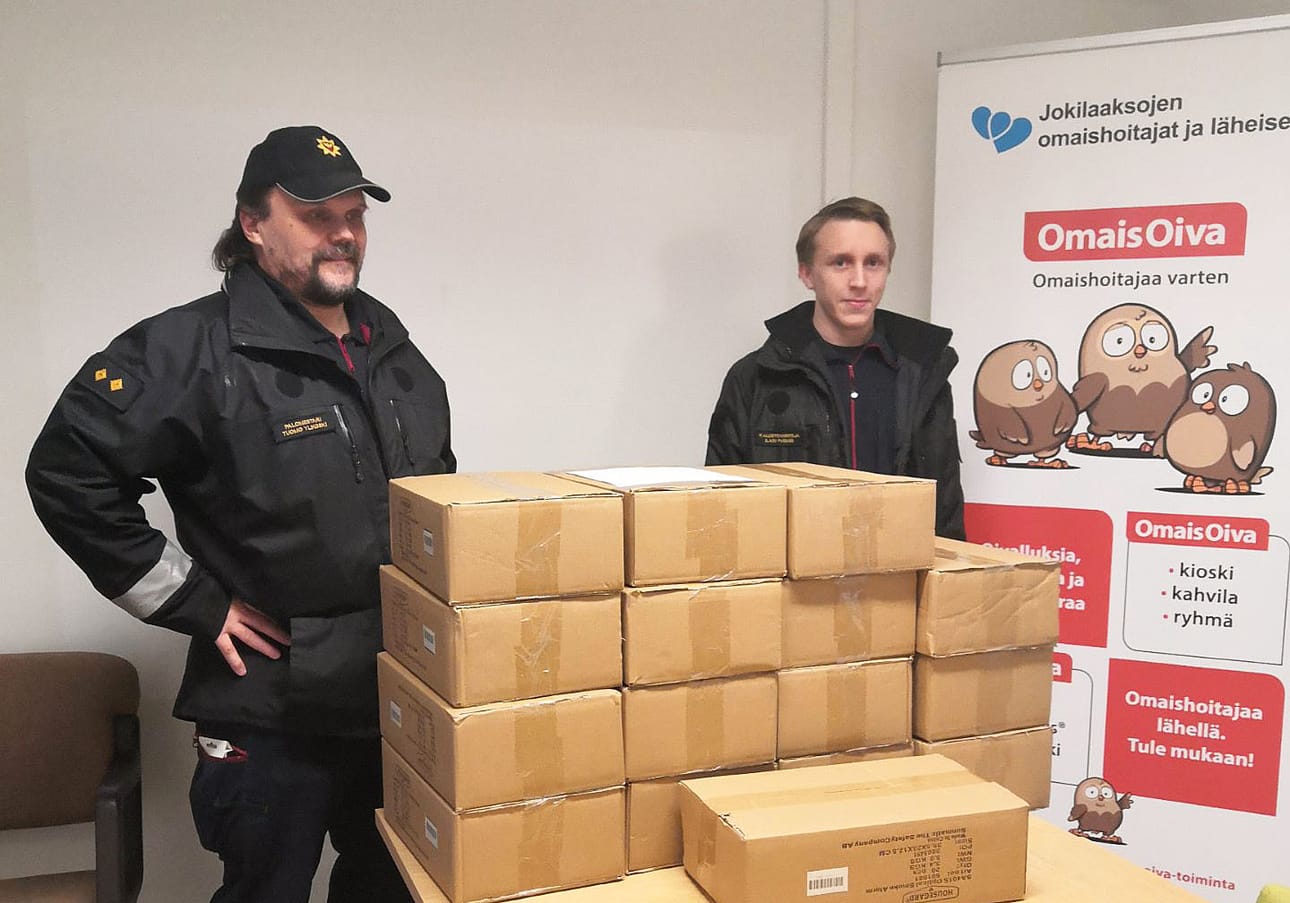 Jokilaaksojen Pelastuslaitoksen lahjoituksen omaishoitajille toivat palomestari Tuomo Ylikoski ja kalustonhoitaja Ilari Puomio.