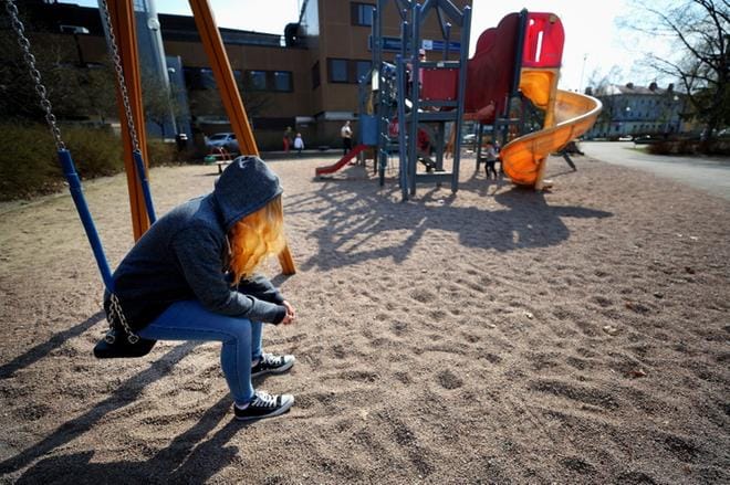 – Lapsena kuulin toistuvasti, että olen hullu ja väkivaltainen, ja että hajotan meidän perheen, jos soitan poliisit. Että minä olen se, jonka päässä on vikaa. Siitä kasvoi minulle ylimitoitettu syyllisyyden- ja velvollisuudentunto, jotka tulivat osaksi identiteettiäni. Pohjimmainen, muilta piilossa pidettävä tunne itsestäni oli häpeä, Taru kertoo. KUVITUSKUVA: KARI LÖFHJELM