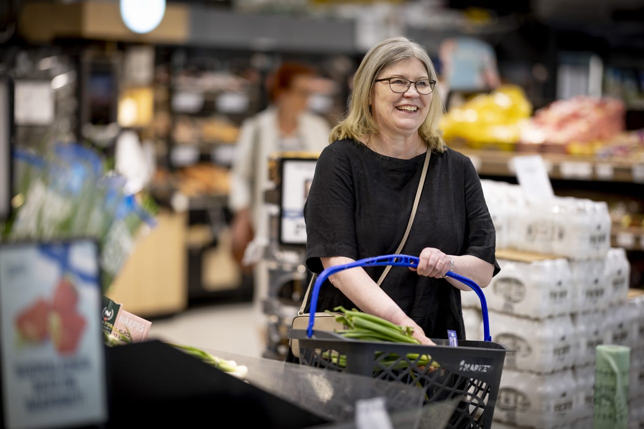 Junkkari kokoaa ostoskoriinsa kesäisen illallisen tarvikkeet.