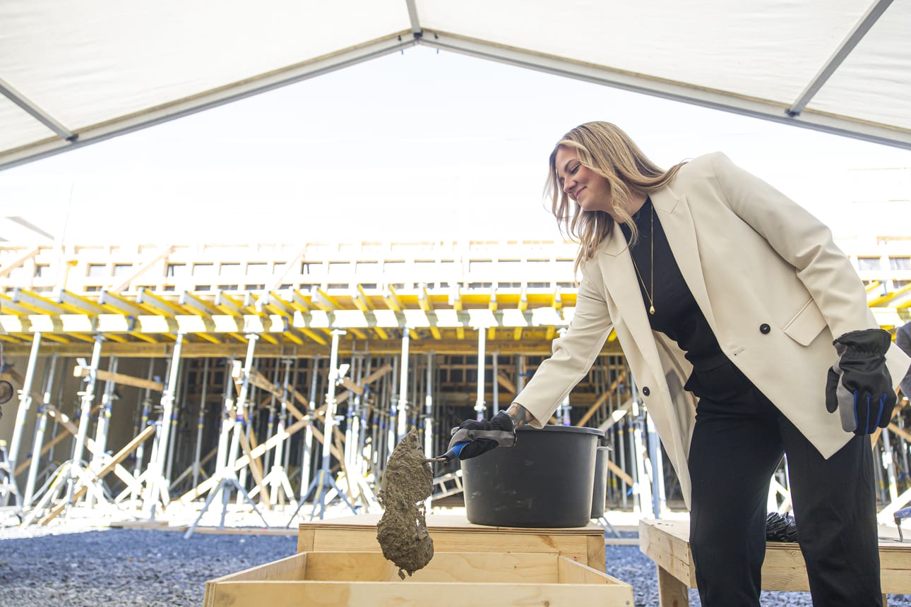 Ritaportin K-Citymarketin kauppias Jenni Härmä kantoi kortensa kekoon peruskiven muuraustilaisuudessa.
