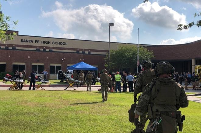 Viranomaiset tutkivat Santa Fen lukiota ja koulun aluetta ampumisen jälkeen räjähteiden varalta. KUVA: HARRIS COUNTY SHERIFF OFFICE /EPA