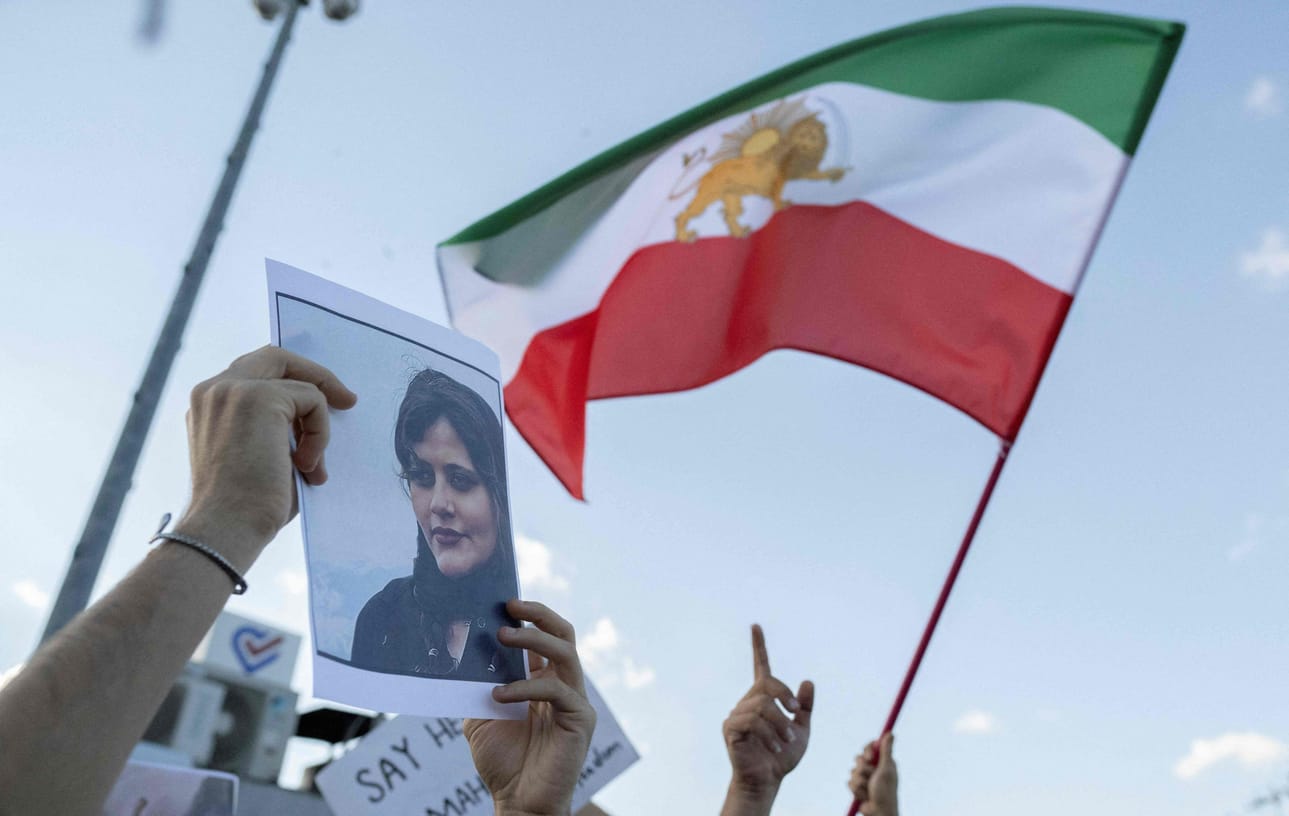 Iranissa laajoihin mielenosoituksiin johtaneesta 22-vuotiaan Mahsa Aminin kuolemasta tuli lauantaina kuluneeksi vuosi. LEHTIKUVA/AFP