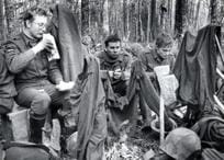 Varusmiehiä metsäreissulla vuonna 1981.