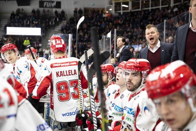 Ilmeet Sportin vaihtopenkillä muuttuivat tuskastuneemmiksi kolmannessa erässä, kun Tappara nousi johtoon ja lopulta voittoon. KUVA: JUKKA RITOLA