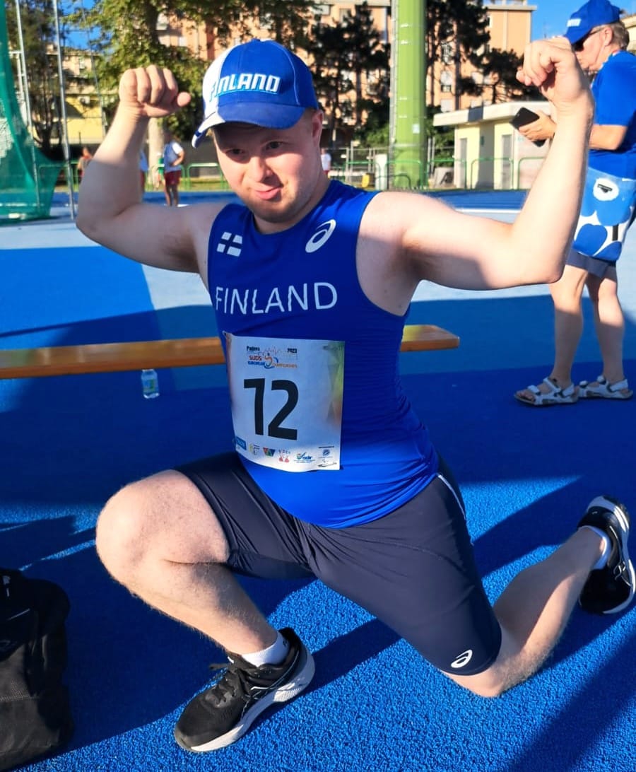 Veeti Mustalahti kahmi mitaleita down-urheilijoiden EM-kilpailuissa Italiassa. Mustalahti kilpaili yleisurheilussa.