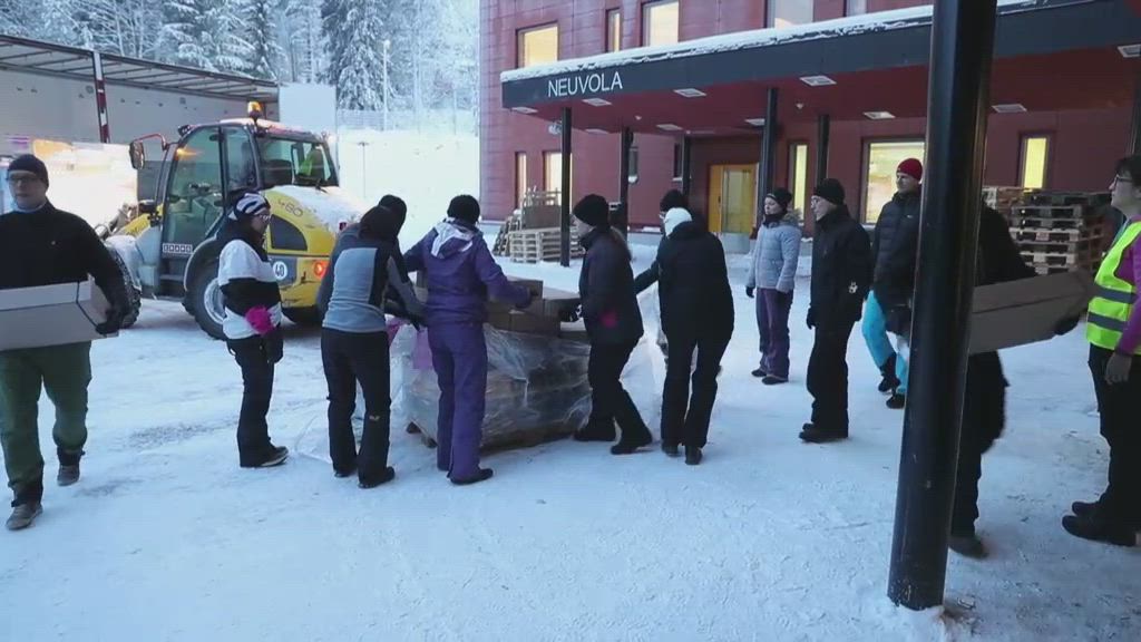 Muuttotalkoot Ounasrinteen monitoimitalolla