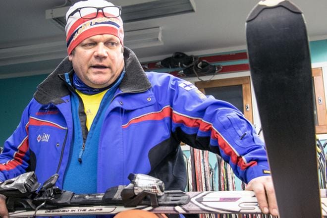 Kuntosotkan puheenjohtaja Jari Huhtanen on monen muun vapaaehtoisen tavoin touhunnut viime viikkoina talkoissa Kauhajoen laskettelukeskuksessa. Kaikki on muuten valmista kauden avaamiseen, mutta lunta pitäisi saada lisää. Toinen rinne avataan luultavasti lähipäivinä. KUVA: JORMA HAVULA