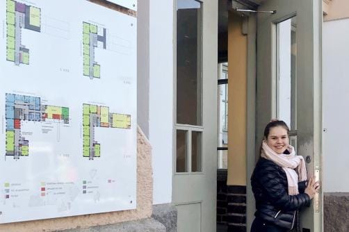 Reilu puoli vuotta uudessa opinahjossa Turussa on mennyt nopeasti, Anniina Lonkainen kertoo. Nuoren illat kuluvat läksyjen lisäksi muodostelmaluisteluharjoituksissa. – Viikonloppuisin näen koulukavereitani ja lomilla muilla paikkakunnilla asuvia ystäviä. KUVA: LIISA LILIUS