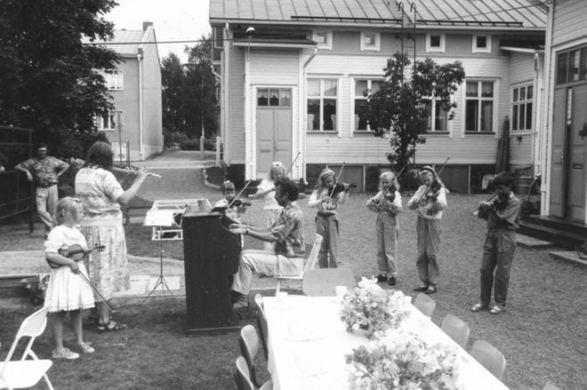 Vöyrinkaupungin Omakoti -asunto-osuuskunta on järjestänyt useita yhteisiä juhlia. Vuonna 1991 juhlittiin viuluviikareiden tahdissa osuuskunnan 80-vuotispäivää.