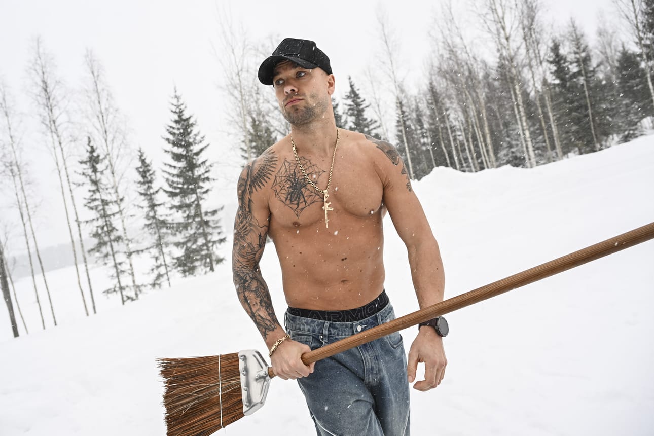 Petäistö on totuttu näkemään sosiaalisessa mediassa ilman paitaa.