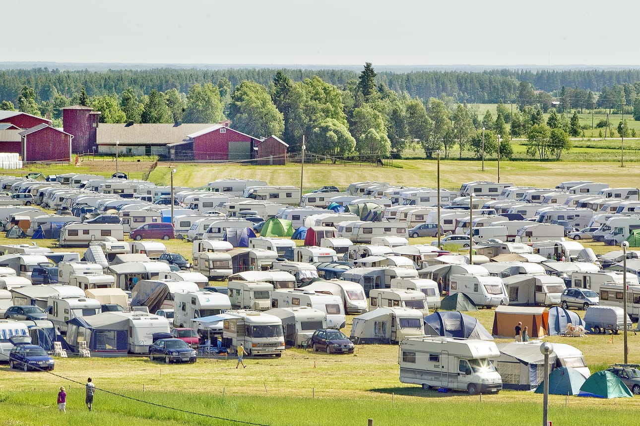 Ensi kesän Suviseurojen vuosikokouksessa saatetaan ehdottaa naista 24-henkisen johtokunnan jäseneksi. Kuva viime vuoden Suviseuroista Lumijoelta.