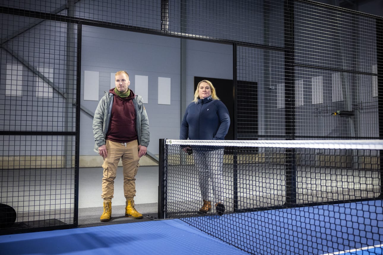 Laihian Tilapalvelut Oy:n kiinteistöpäällikkö Juha Erving ja Laihian vapaa-aikapäällikkö Minna Hankaniemi näkevät uuden monitoimihallin oivallisena lisänä Laihian liikuntapaikkatarjontaan. Heidän edessään on uuden hallin monitoimikenttä, jolla voi pelata vaikka padelia. Aita rajaa kentän painialueesta.