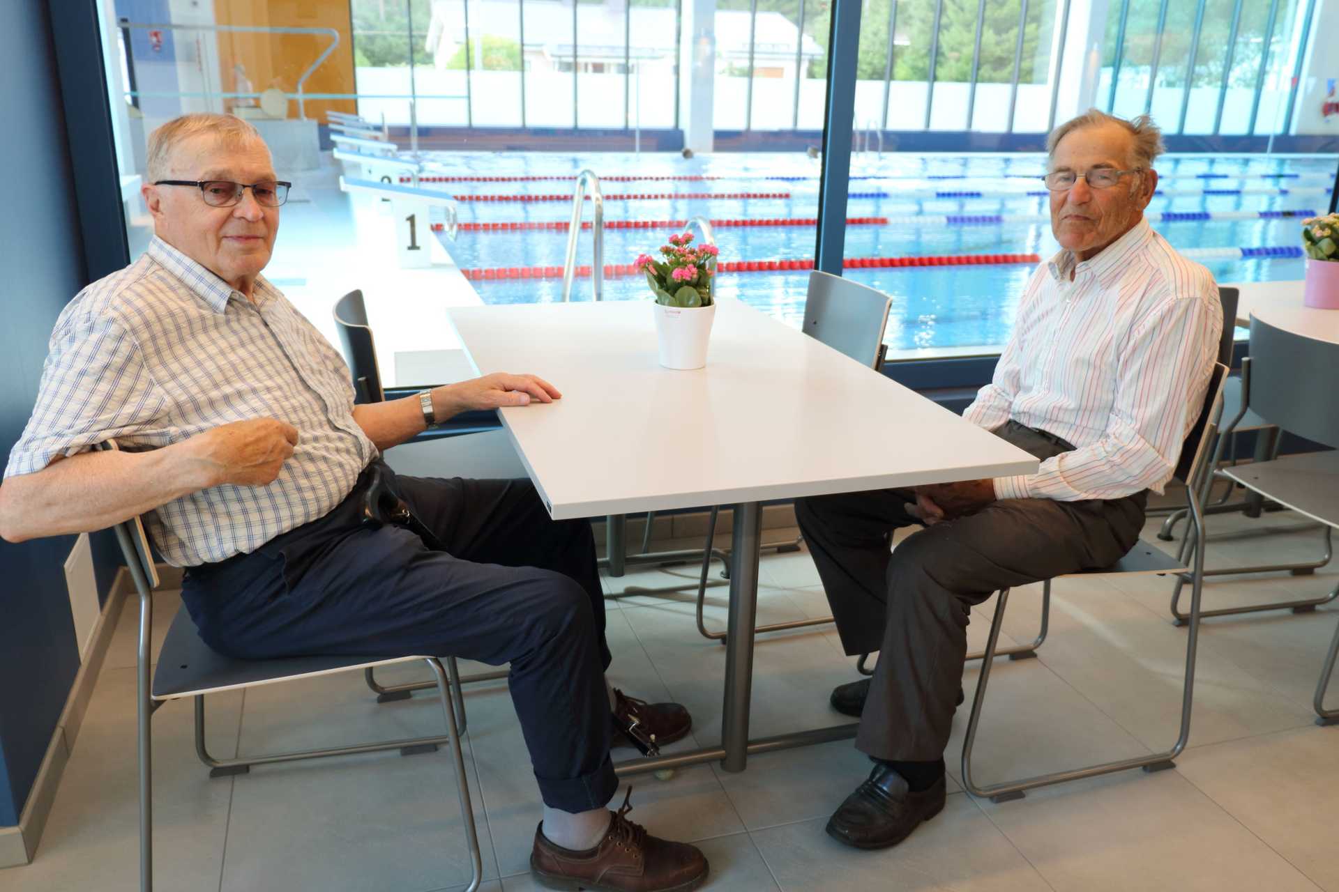 Martti Evisalo (vas.) ja Paavo Rintala tulivat testaamaan uimahallin kahviota ja totesivat sen mukavaksi paikaksi.