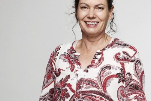 – Tuntemani pohjalaiset suhtautuvat elämään realistisesti. He tietävät mihin osaavat ja pystyvät ja tekevät sen, Satu Vasantola sanoo. Hänen Peräseinäjoelle sijoittuvat romaaninsa ilmestyi vastikään. KUVA: TAMMI