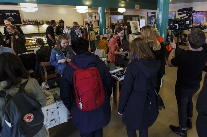 Makers Design Market -tapahtumassa myytiin huonekaluja, veitsiä, koruja ja erilaisia tekstiilituotteita. Kuva: Samppa Toivonen