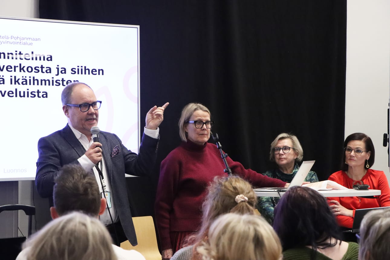 Hyvinvointialueelta paikalla oli hyvinvointijohtaja Tero Järvinen, terveyspalvelujohtaja Tiina Perä, hoitotyön johtaja Kaija-Riitta Suonsyrjä ja sosiaalijohtaja Tanja Penninkangas kertoivat virkamiesten suunnitelmista Kurikan kampuksella.