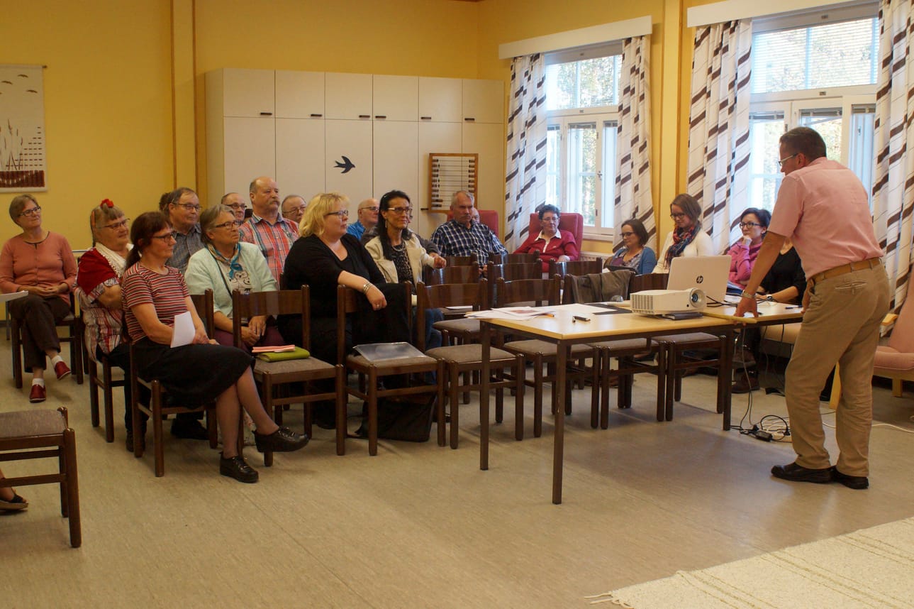 Kyläneuvoston kokouksissa kyläyhdistysten toimijat pääsevät keskustelemaan ajankohtaisista asioista rennossa hengessä. Kuva kyläneuvoston kokouksesta Paukkerinharjulta viime syksyltä.