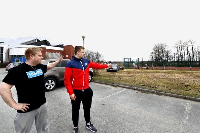 Liikuntapaikkahoitaja Markus Latikka ja alan työharjoittelija Markus Hallasuo näyttävät, mihin Nurmohallin pysäköintialuetta pitäisi mahdollisimman pian laajentaa. KUVA: JOUKO HÄNNINEN