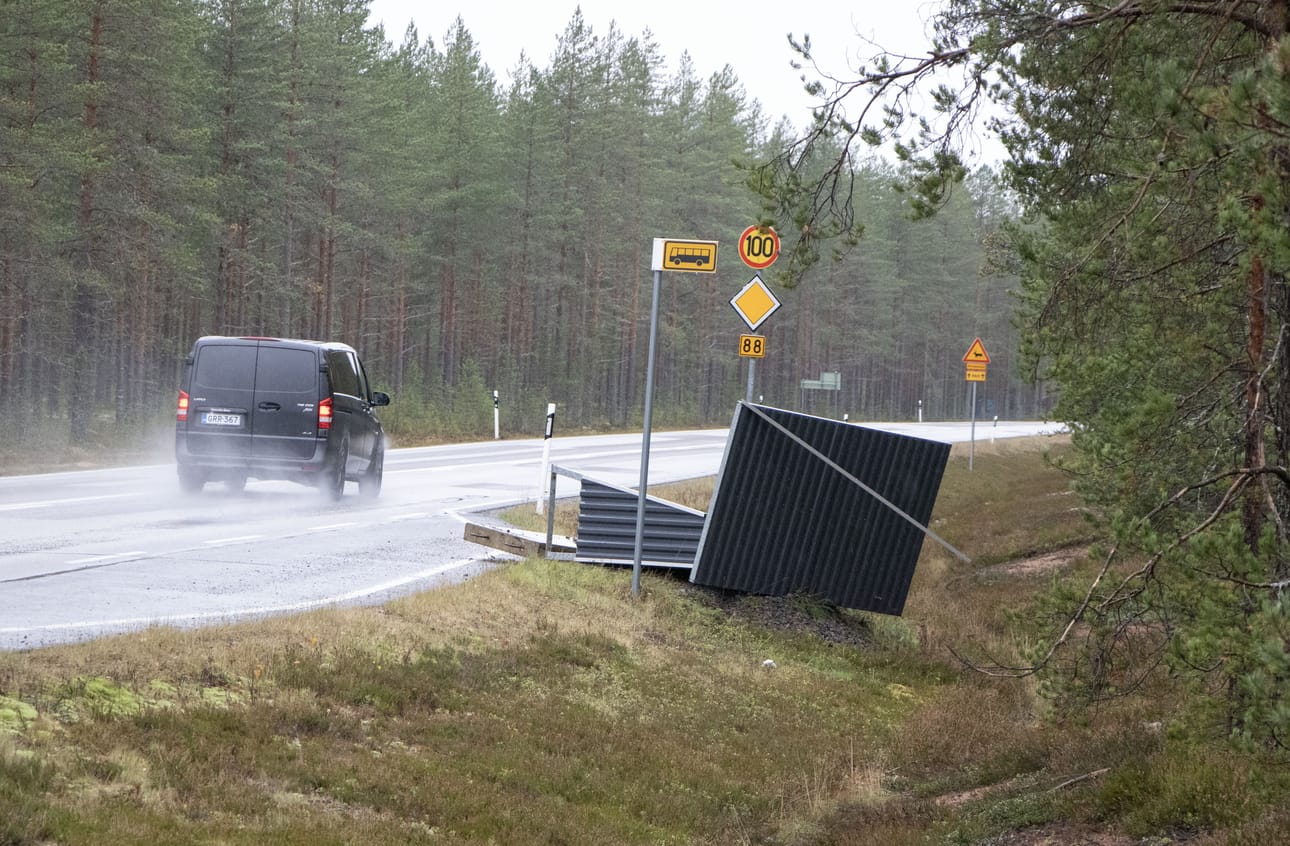 Muutama vuosi sitten 88-tien varteen Pyhännällä asennettu linja-autokatos on joutunut mitä todennäköisimmin ilkivallan kohteeksi.
