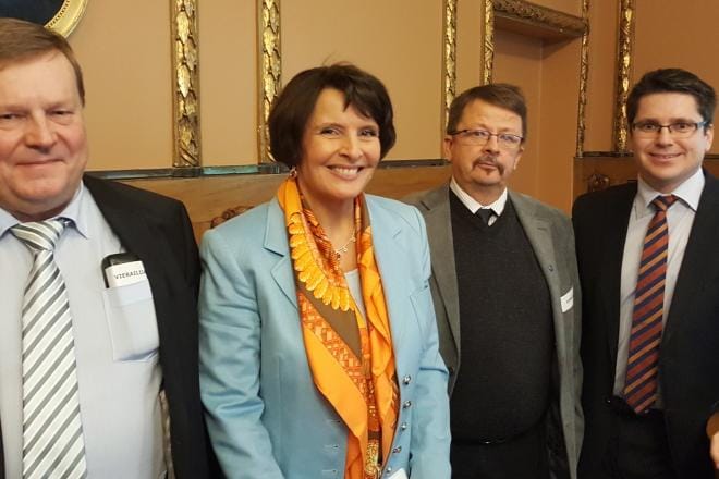 Vöyrin kunnanvaltuuston puheenjohtaja Kjell Heir (r.), ministeri Anne Berner (kesk.), Vöyrin kunnanhallituksen puheenjohtaja Rainer Bystedt (r.) ja kunnanjohtaja Mikko Ollikainen. KUVA: JOACHIM RÄNNAR