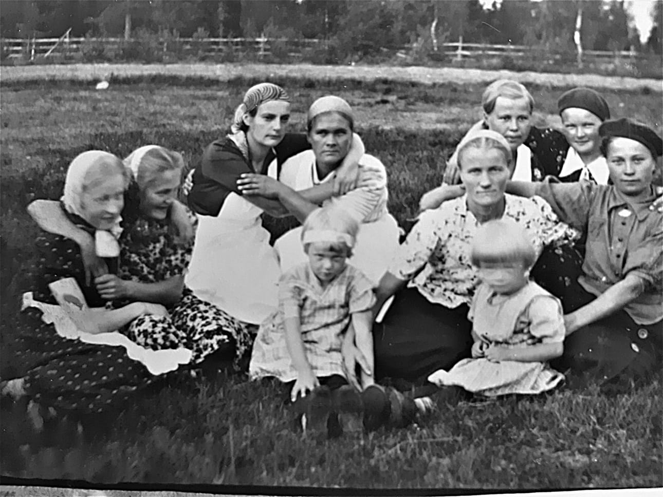 Katri Hauska on kuvassa vasemmalla yhdessä hyvän ystävänsä Aune Heikkilän, myöh. Goman, kanssa pian sotien päätyttyä. Kaikki kuvassa esiintyviä henkilöjä ei ole tunnistettu, mutta oikealla oletetaan olevan joku Granlundin tytöistä Hautaniemen talosta. Seuraava on Jenni Stenius o.s. Säkkinen. Edessä on Elvi Kuukasjärvi ja takana oikealla Aune Kummala o.s. Säkkinen.