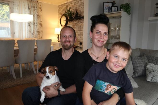 Tero Mandell, Jenni Viitala ja Jone Sjöblom muuttivat tämän vuoden helmikuussa Vaasasta Kurikan Jurvaan omakotitaloon. KUVA: LEENA NYYSTI