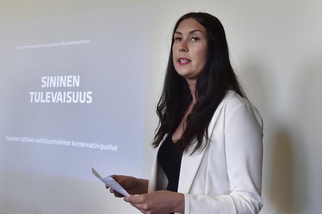 Kansanedustaja Tiina Elovaara (sin.) ei tue ulkoministeri Timo Soinia (sin.) perjantain luottamusäänestyksessä. KUVA: Kimmo Penttinen