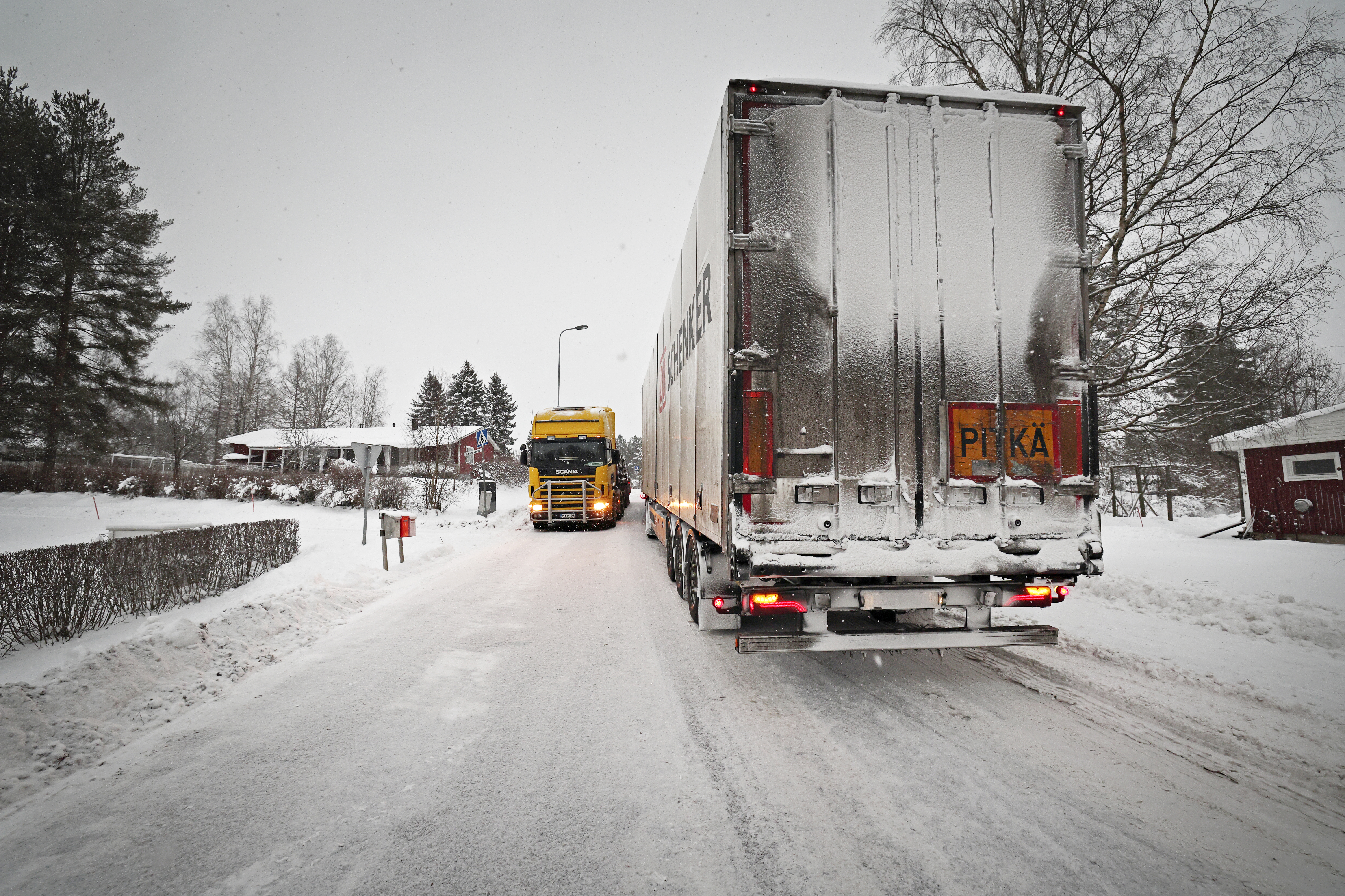 Liikenne ohjataan Nurmon keskustan ja Tepon kautta. Raskasta liikennettä on paikalla paljon.