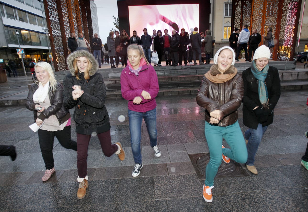 Maiju Ruonala (vas.), Tatjana Azenha, Sadowska Aleksanowa, Joanna Borowik ja Anna Sidor harjoittelivat flashmob-esitystä Rotuaarilla.