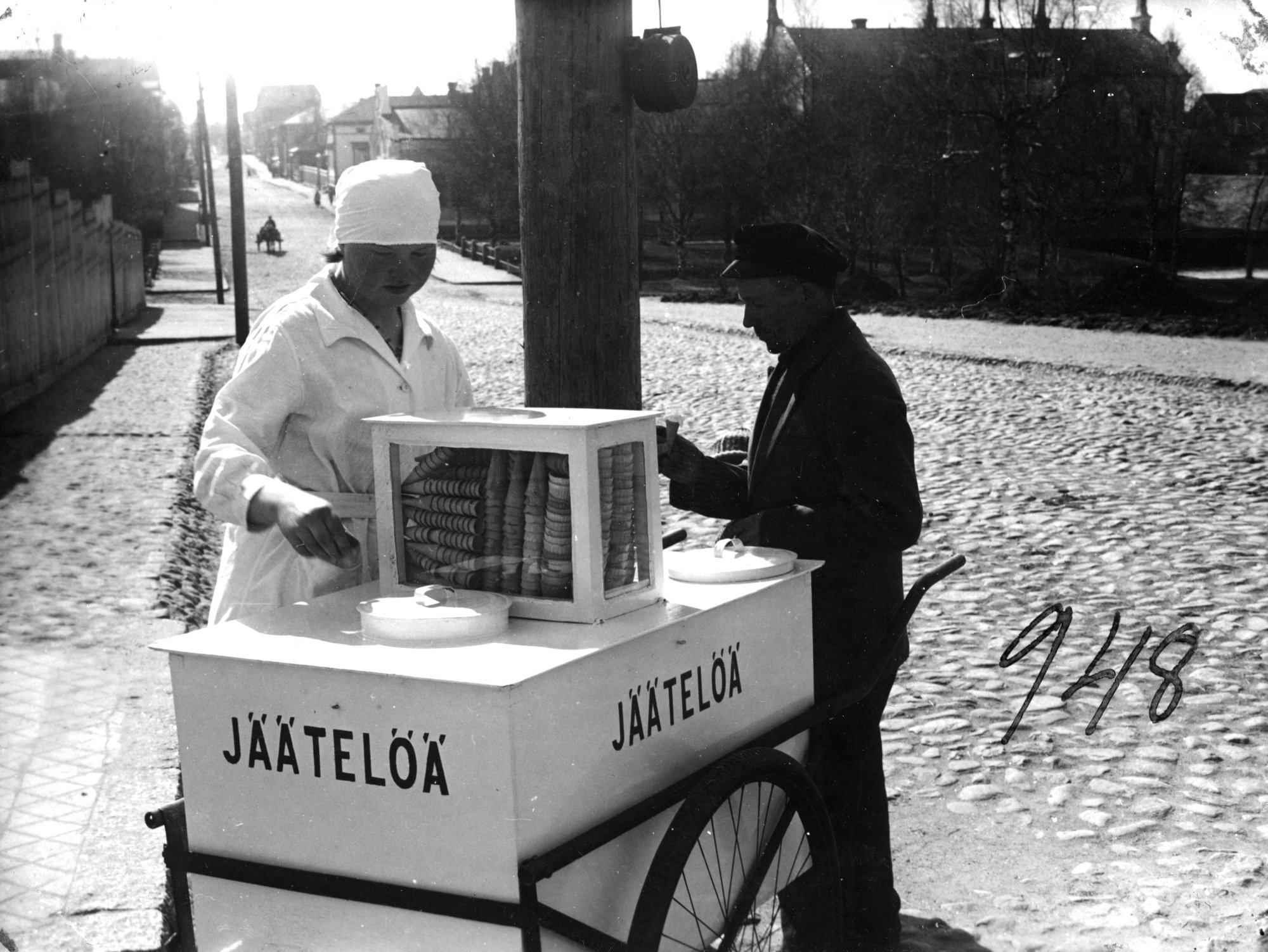Vanhat kuvat: Jäätelökesää vietettiin Pohjois-Suomessa – muistatko nämä kioskit?