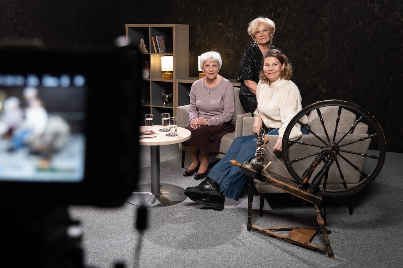 Anne Flinkkilän vieraana tytär ja äiti, Eeva ja Raili Soivio.
