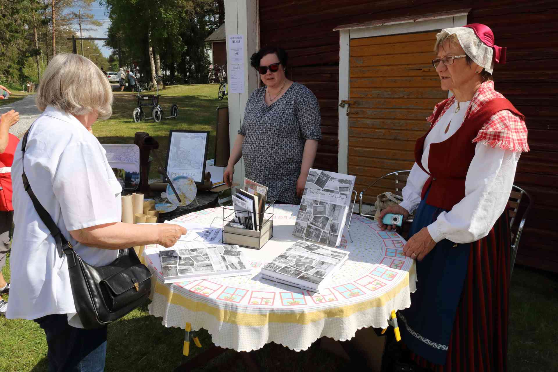 Kotiseutujuhlassa oli myynnissä Pyhäjoesta liittyvää kirjallisuutta. Myynnissä oli mm. Erkin silmin -valokuvakirja, Pyhäjoki-valokuvakirja ja Yppärin historiakirja.