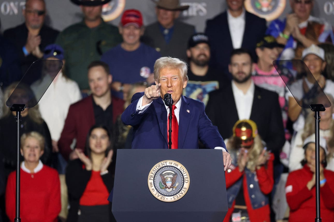 Presidentti Donald Trump naljaili Las Vegasissa myös edeltäjänsä, presidentti Joe Bidenin hallinnolle. LEHTIKUVA/AFP