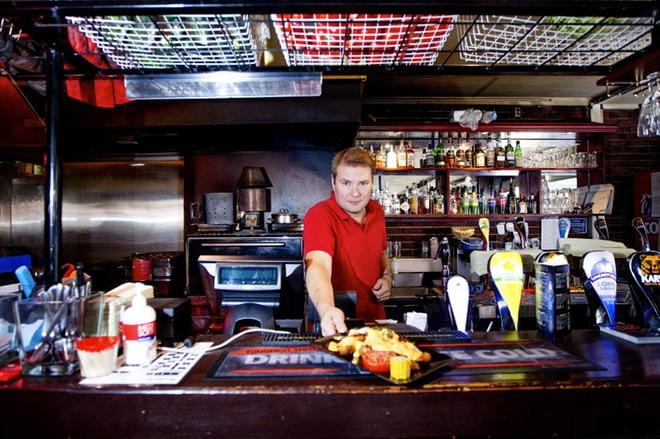 Ravintoloitsija Jani Ketola aikaa hyödyntää uuden alkoholilain mahdollistamat lisäaukiolotunnit. Kuva Jaakko Elenius
