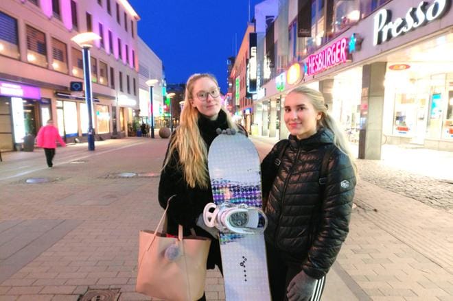 Jyväskyläläiset opiskelijat Reetta Heisto (vasemmalla) ja Senni Salminen ovat lapsuudesta asti tienneet Matti Nykäsen ja sen, että hän on kotoisin samasta kaupungista. KUVA: Tanja Nuotio