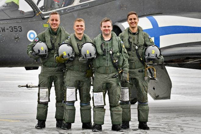Midnight Hawks 2019. Kapteeni Tapani Parvio (vas.) lentää takamiehen paikkaa, kapteeni Juho Tervahartiala lentää oikealla siivellä, kapteeni Vesa Loukko johtaa osastoa ja kapteeni Eero Mannismäki vie vasenta siipikonetta. KUVA: TUULIA KUJANPÄÄ/ILMAVOIMAT