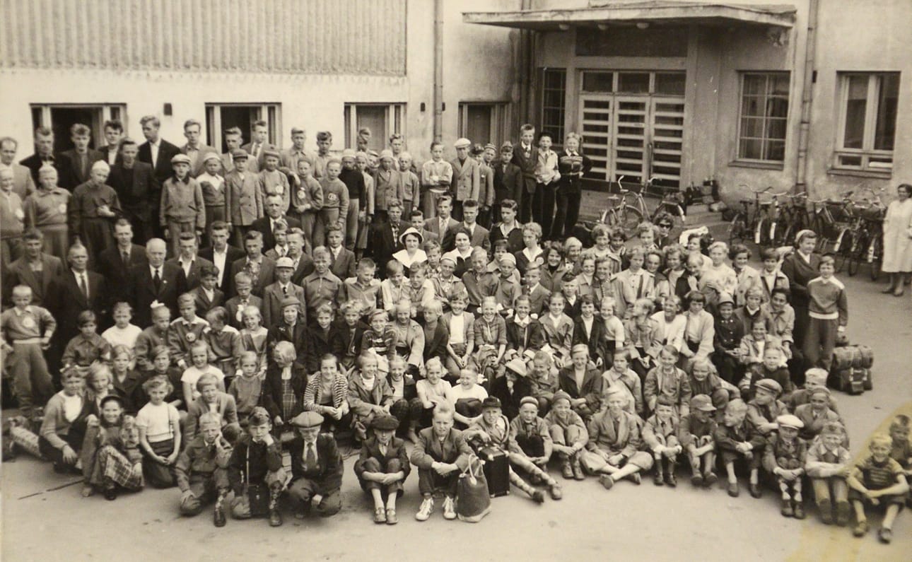 Helsingin suurkisoihin lähdössä vuonna 1956. Jaakonsaari oli aktiivinen voimistelija sekä Oulun Tarmossa että Oulun Pyrinnössä.