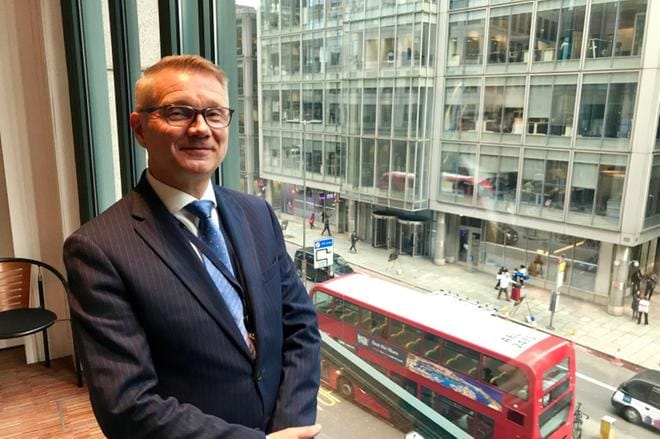 – Huolestuttaa, jos liian monelle poliitikolle brexit ilman sopimusta ei olisikaan se kaikkein huonoin vaihtoehto, sanoo Lontoon pankkikorttelissa työskentelevä Ilkka Räisänen. Muiden EU-kansalaisten lailla hänkin sai loppuvuodesta kirjeen, jossa kehotettiin perhettä rekisteröitymään uudelleen Britanniassa asumisen jatkamiseksi.