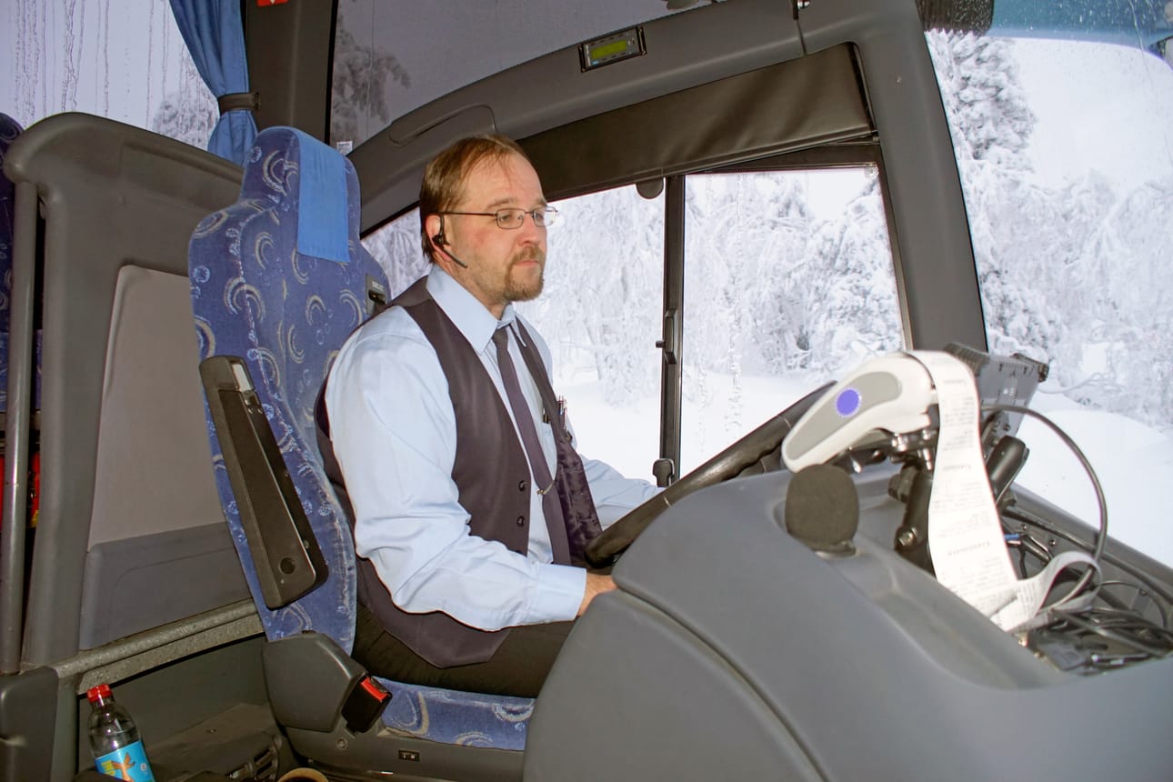 Jari Honkanen ajaa Honkasen liikenteen linja-autoa.