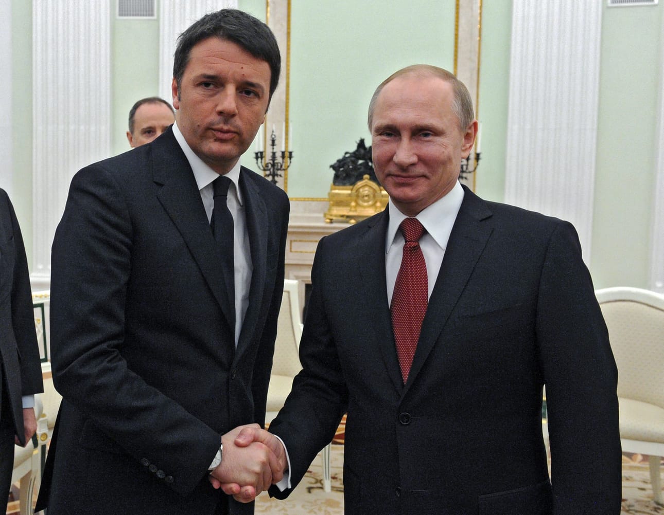 Vladimir Putin on viimeksi nähty varmasti julkisuudessa 5. maaliskuuta, kun hän tapasi Italian pääministerin Matteo Renzin (kuvassa vasemmalla).