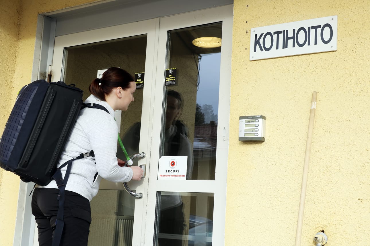 Sairaanhoitaja Tiina-Maija Taskila kertoo, että kotisairaalapalvelut mahtuvat selkäreppuun. Työtä tehdään asiakkaiden luona, mutta myös Oulaisissa olevassa palvelupisteessä, joka on kotihoidon kanssa samassa rakennuksessa.