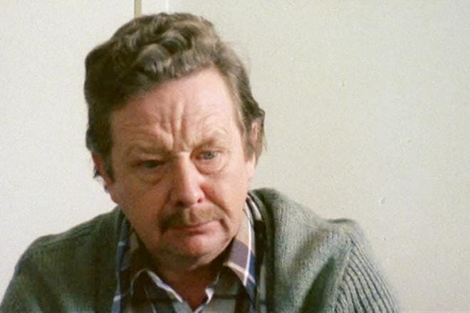 Lasse Pöysti esittää alkoholistia 1970-luvun elokuvassa Pyhä perhe. KUVA: Yle Kuvapalvelu
