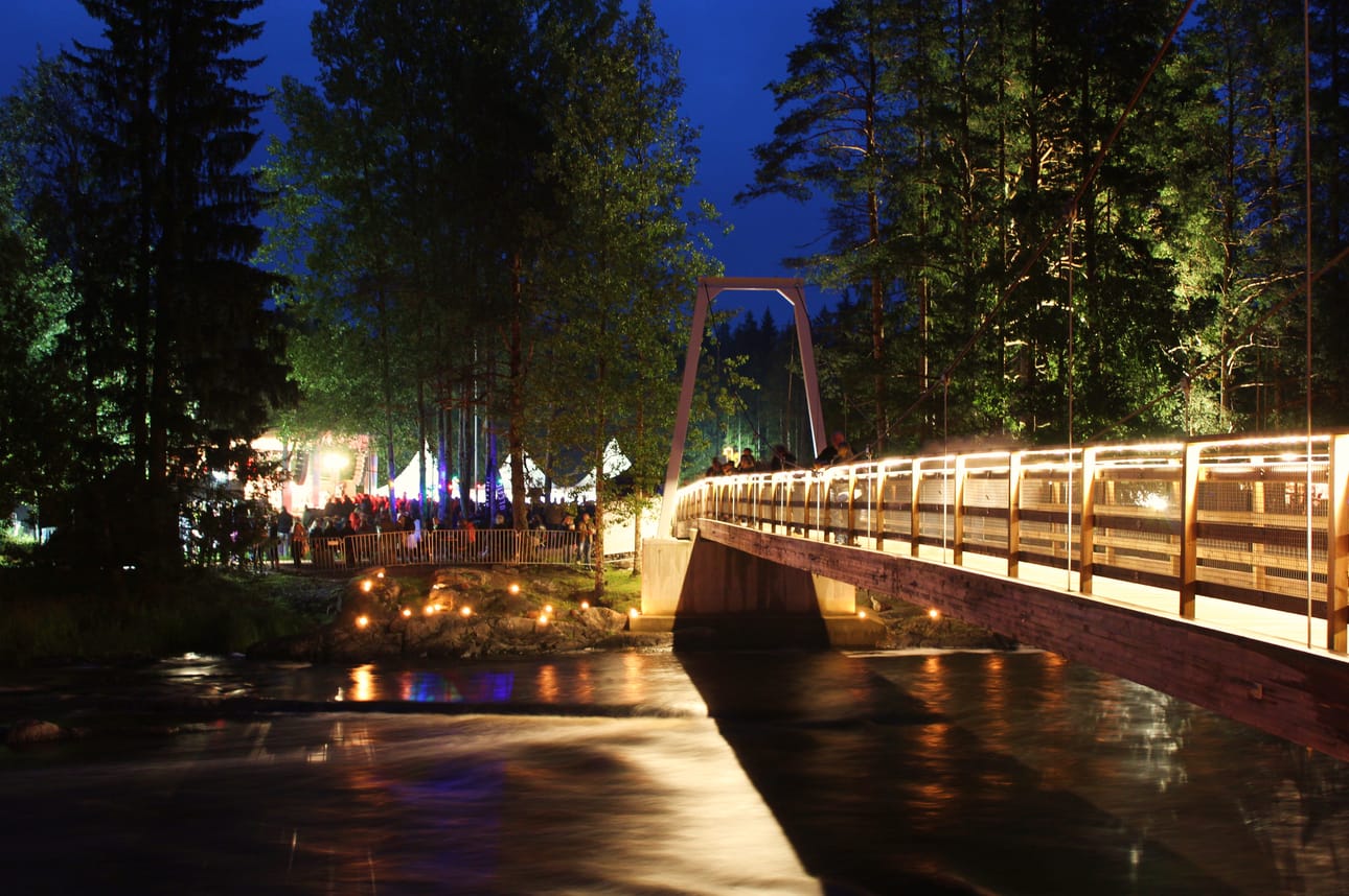 Komeat ja kauniit festivaalimaisemat auringonlaskun jälkeen.