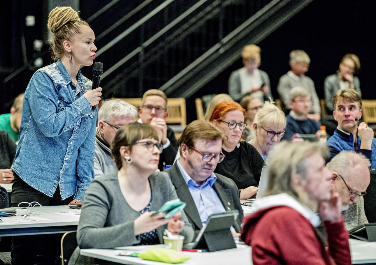 Oulun kaupunginvaltuutetut eivät saa tulevaisuudessa enää 50 prosentin lisäkorvausta yli kolmen tunninn kokouksien ylittäviltä tunneilta. Helmikuussa valtuusto kokoontui Oulun teatterin Pikisalissa. Puheenvuoroa pitämässä vasemmistoliiton Hanna Sarkkinen.