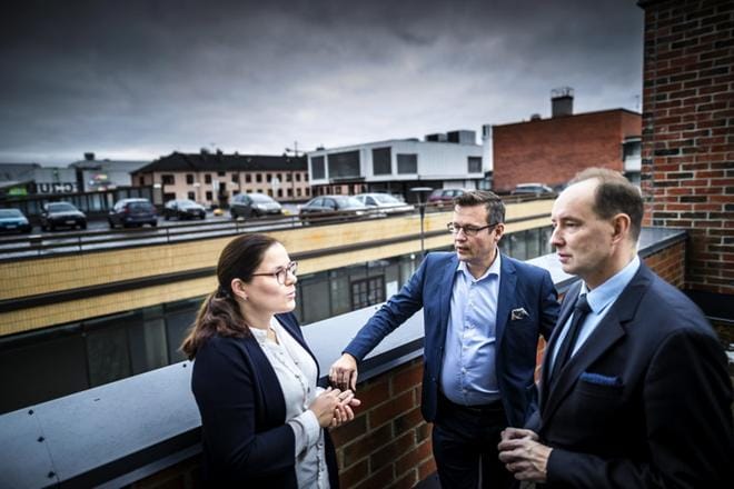 Toimitusjohtaja Eero Eriksson (oikealla) ja kiinteistösijoituspäällikkö Elina Puhakainen esittelivät yhtiönsä sijoitustuotteita Seinäjoella. Tapaamista isännöinyt aluejohtaja Stefan Talus (keskellä) vei vieraat keskustan kattojen tasalle.KUVA: MATTI HAUTALAHTI