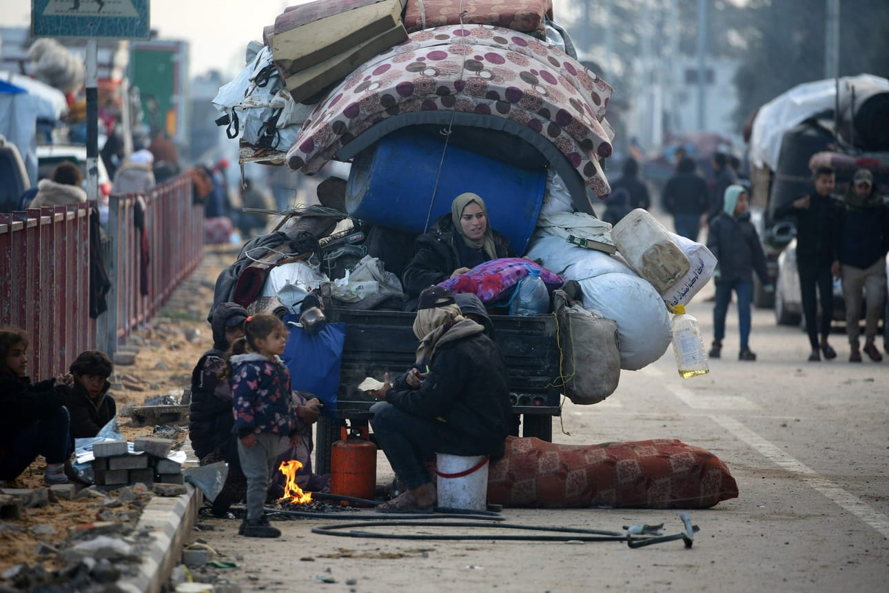 Kotiinpaluuta odottavia palestiinalaisia Nuseiratissa sunnuntaina. LEHTIKUVA/AFP