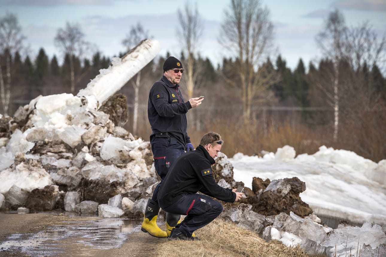 PYlipalomies Jouni Pitkänen ja palomestari Marko Talus kävivät katsomassa jäiden katkaisemaa penkkatietä Pyhäjoen eteläpuolella.